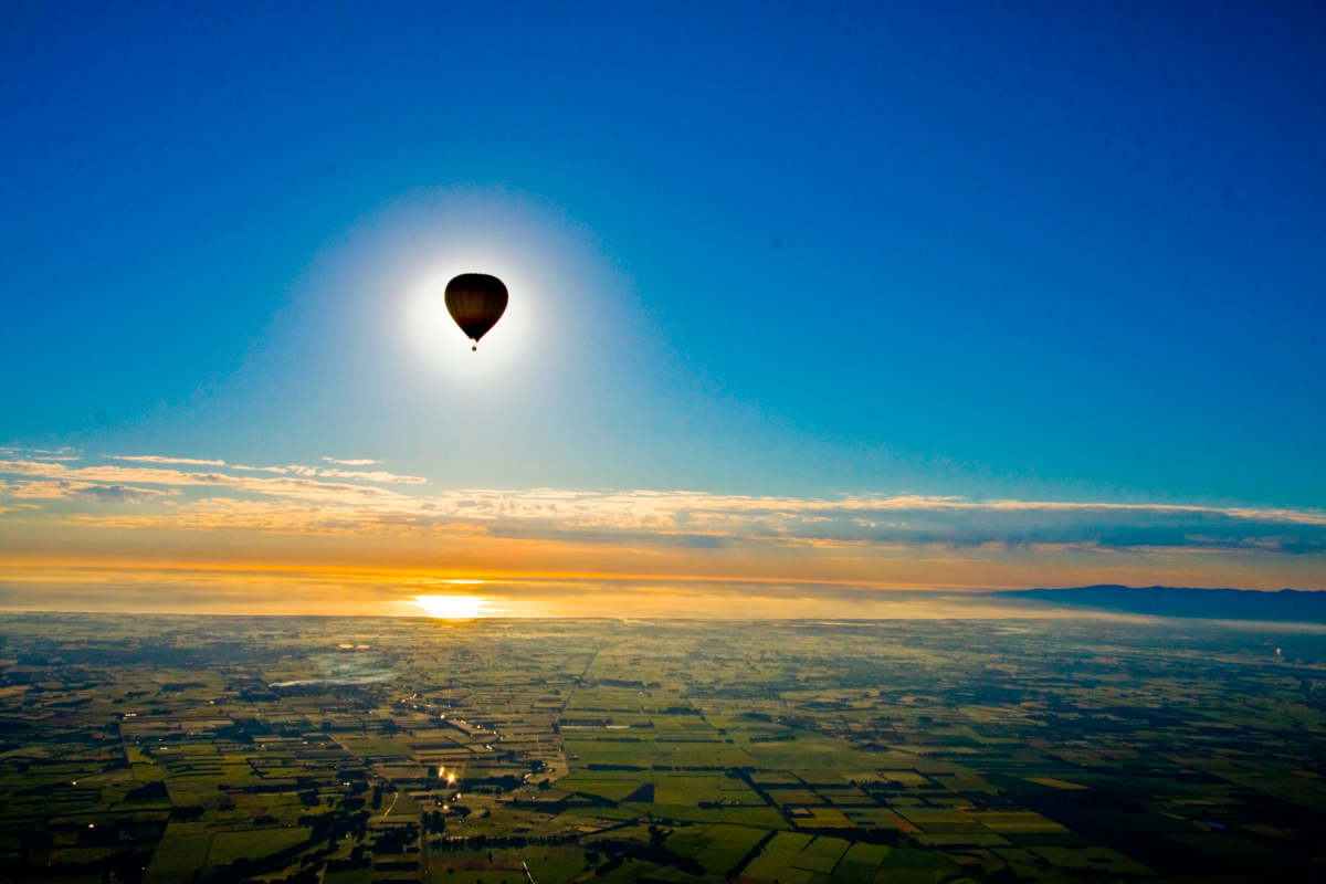Un ballon de Montgolfière dans le ciel ensoleillé.