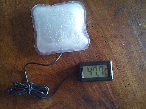 une bouillotte magique avec un thermomètre qui chauffe