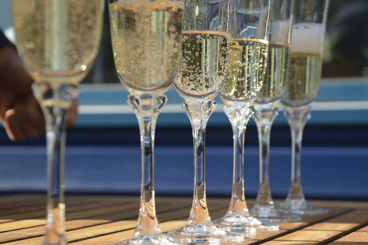 Des verres de champagne avec des bulles.