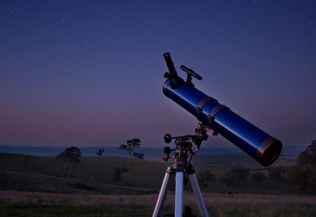 un telescope devant un ciel nocturne