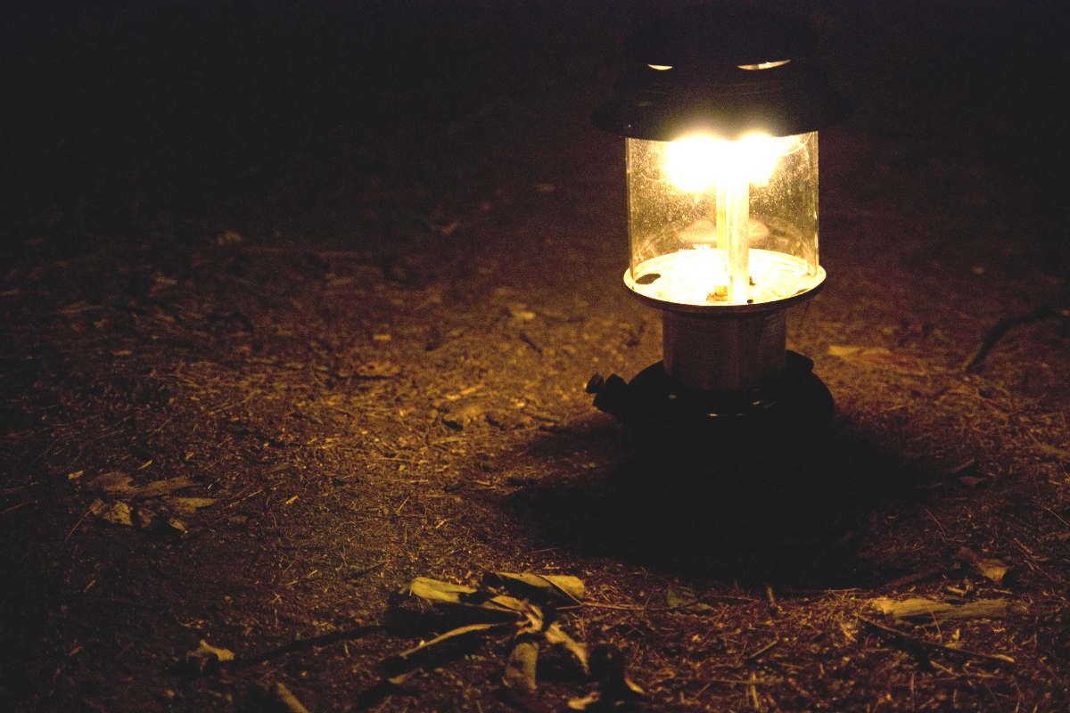 Une lampe de camping au gaz.