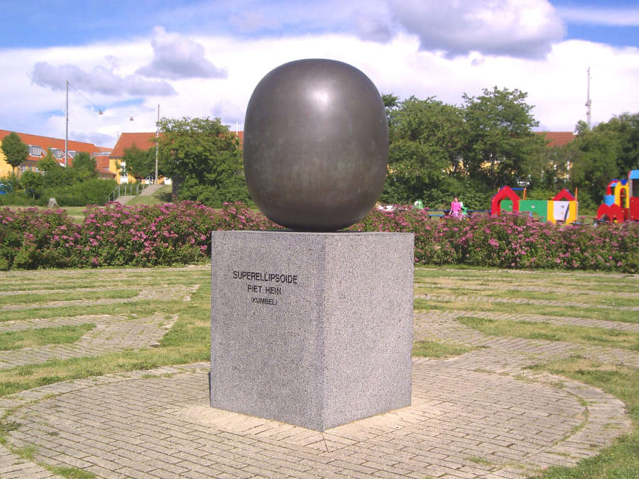Un super-œuf, sculpture d’après Piet Hein