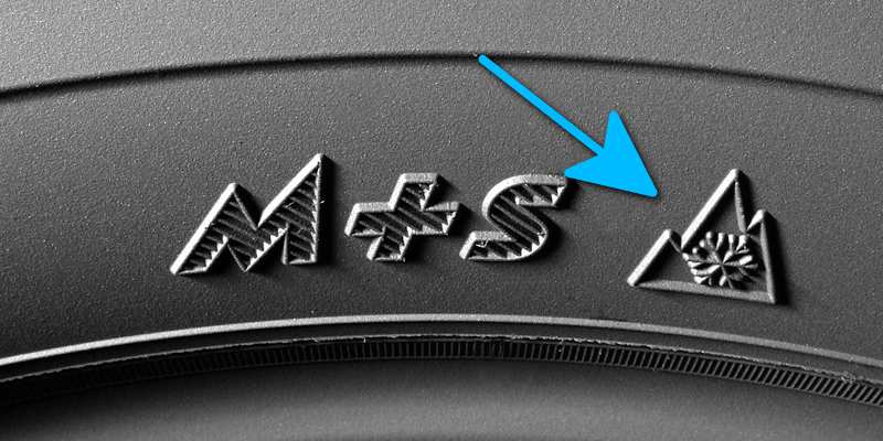 Photo du logo 3PMSF sur un pneu hiver