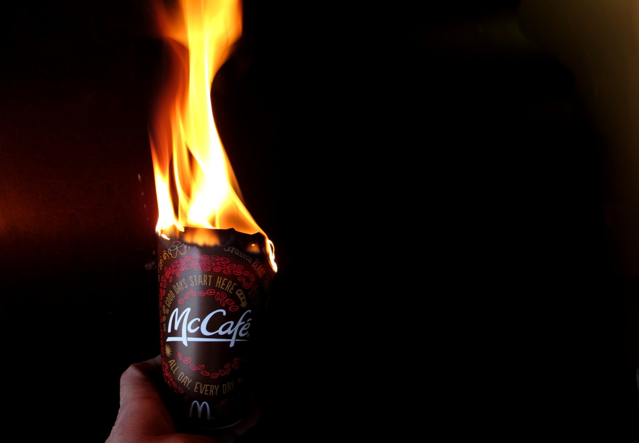 Photo d’une canette de café McDo en feu.